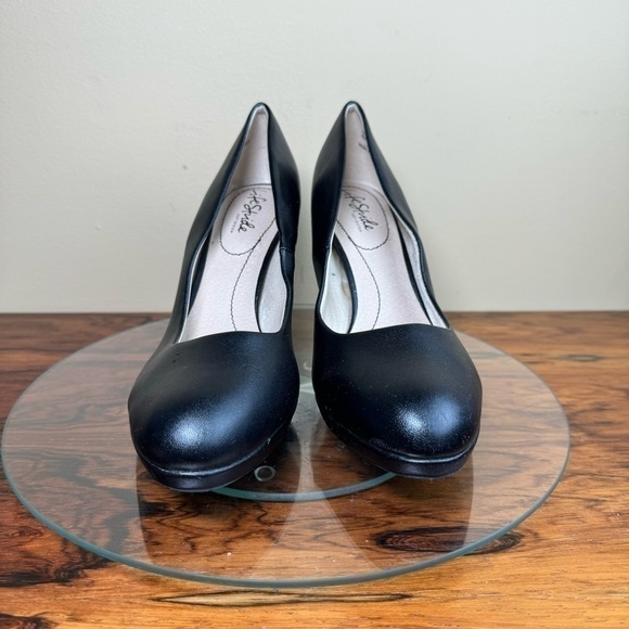 LifeStride Julia Platform Pump in black - Picture 8 of 16